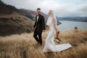 bride and groom winter wedding at Bayonet Peak in Queenstown, New Zealand